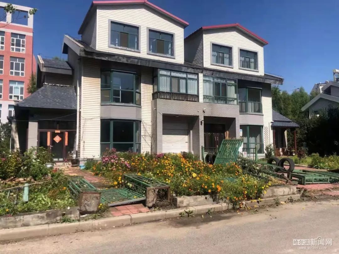 消除小区间互通障碍世纪花园730米违建栅栏拆了