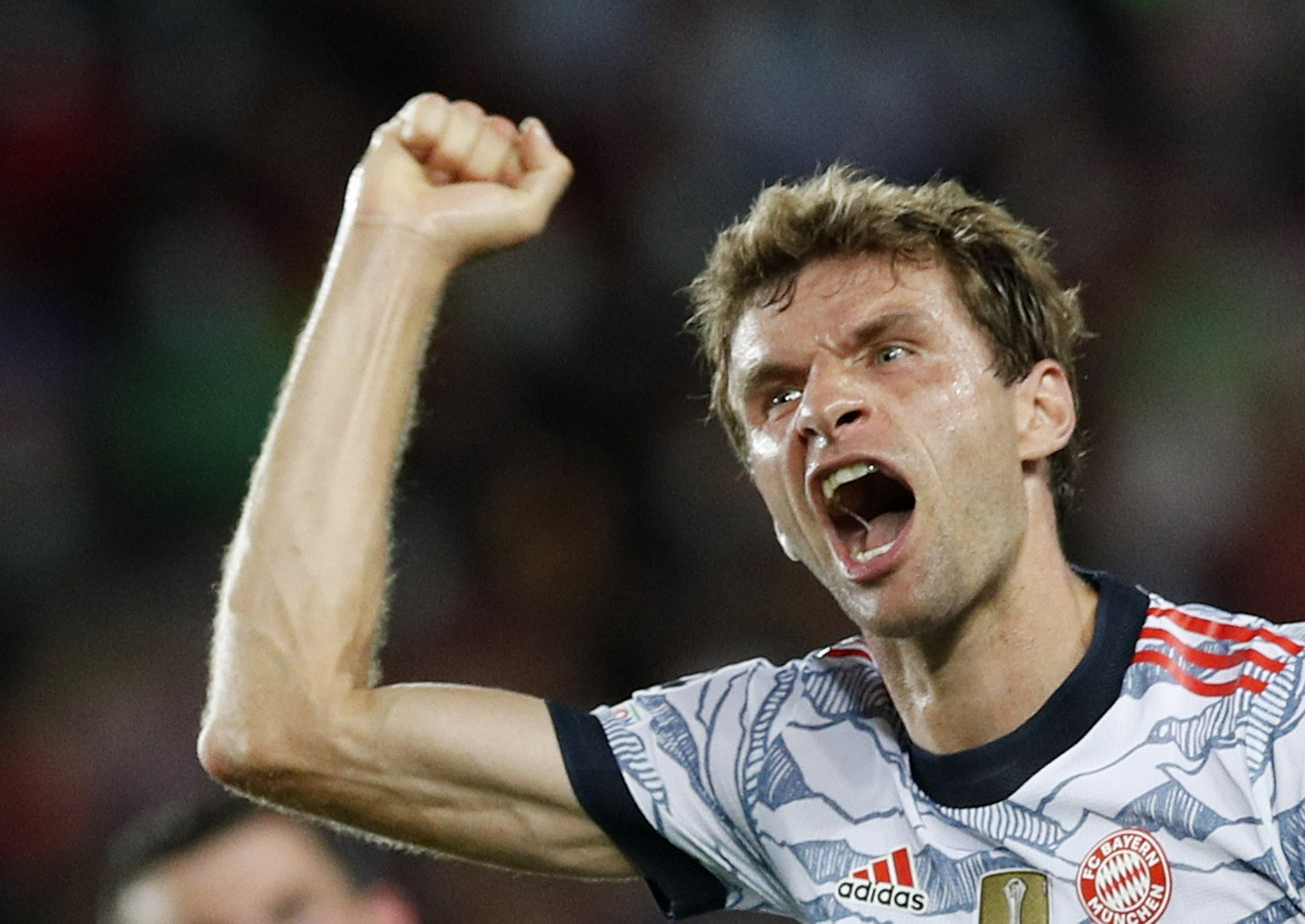 9月14日,拜仁慕尼黑队球员穆勒(左)庆祝攻入球队首球.新华社/路透