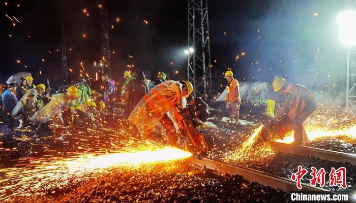 成昆铁路燕岗站改施工钢轨切割作业现场。胡鹏 摄