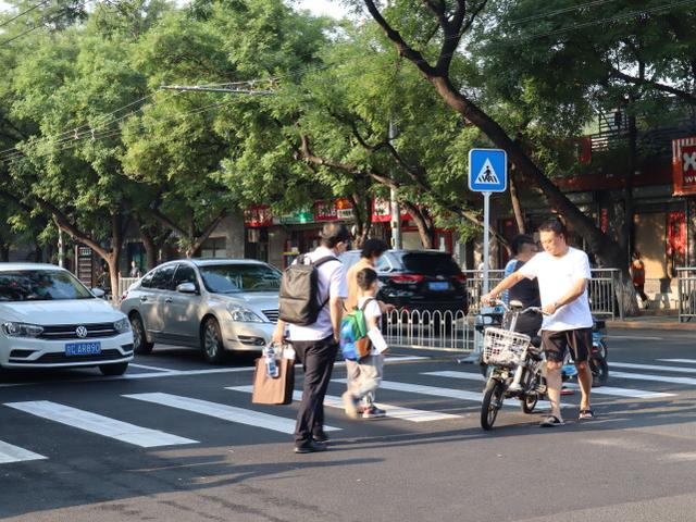 正文  随着"文明驾车 礼让行人"专项整治行动持续推进,斑马线前"车让