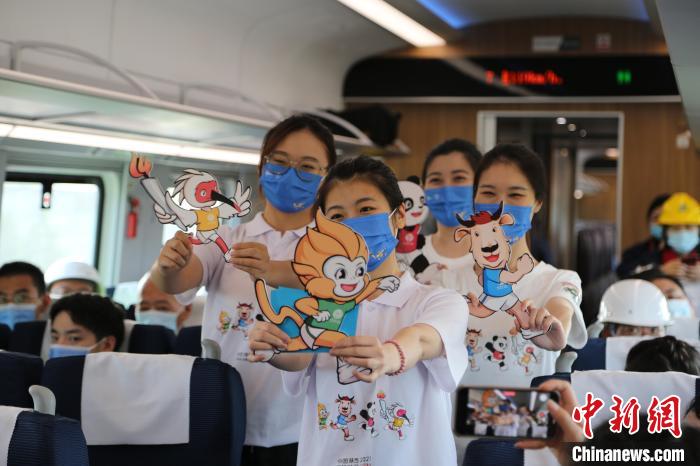 图为工作人员在列车上展示十四运会吉祥物。李弢 摄