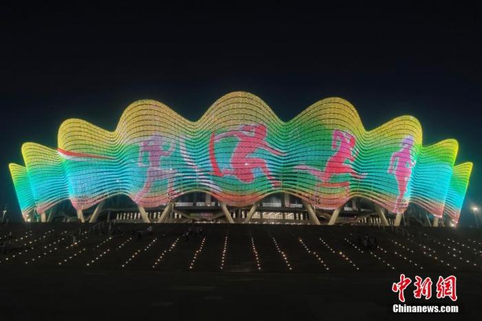 9月13日,西安奥体中心场馆亮灯开启“全运时刻”。中华人民共和国第十四届运动会将于9月15日在西安开幕。 中新社记者 杨艳敏 摄