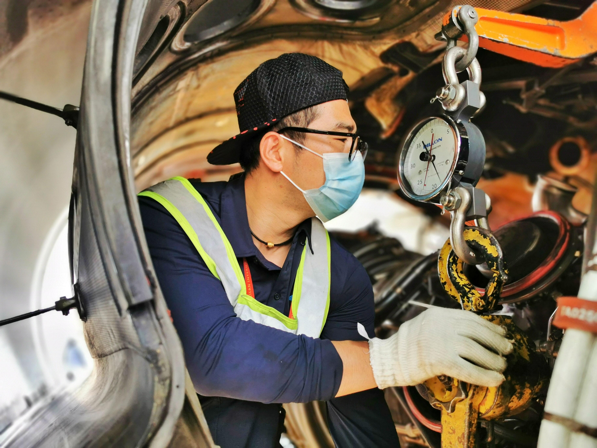 图/南航机务正在进行发动机检修(南宣供图)