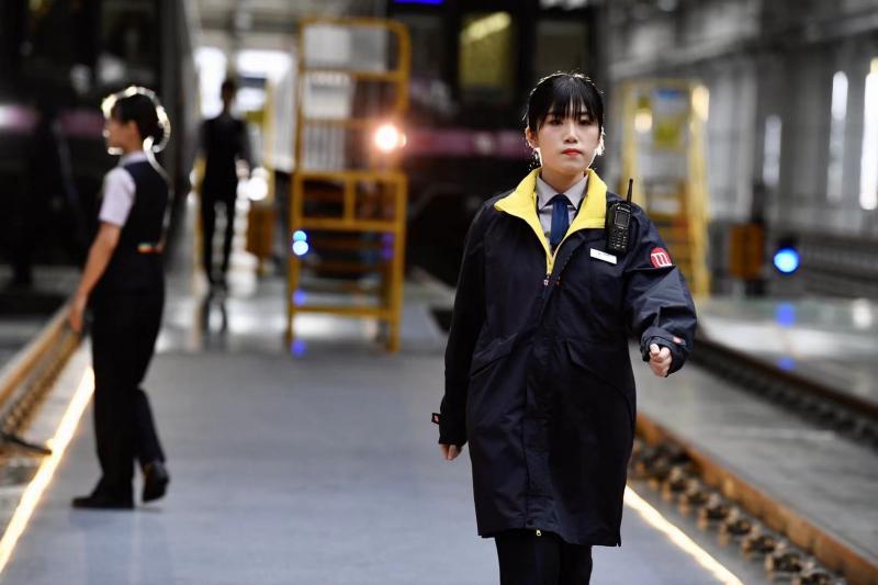 京港地铁员工制服换新 添加"亮眼黄"乘客更易找