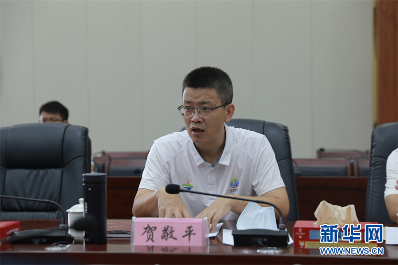 9月14日,万宁市委书记贺敬平接受"营商环境看海南"央媒记者采访.