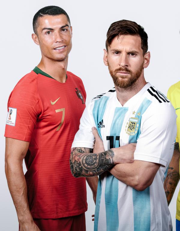 梅西代表悲剧,c罗象征喜剧,他俩的暮年生涯无关强弱