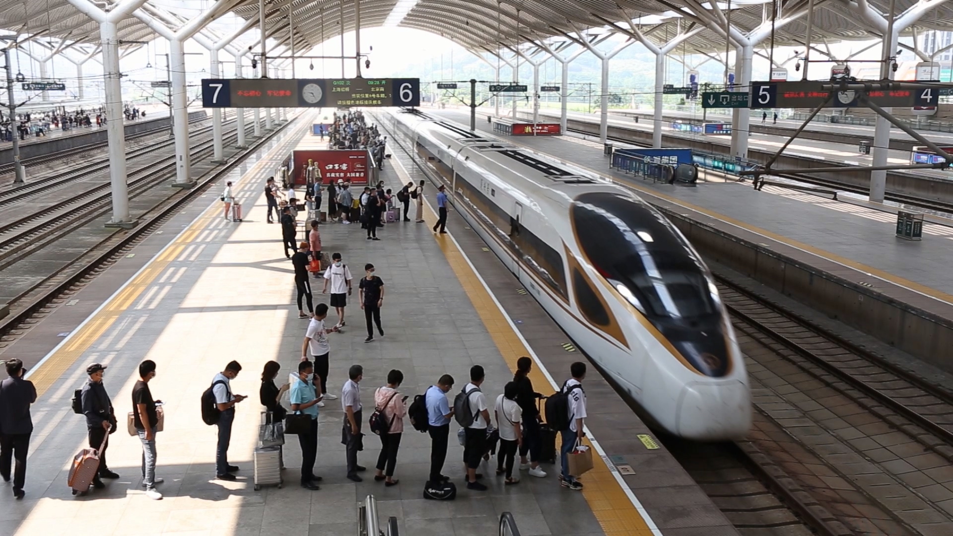 旅客在徐州东站站台排队候车.浙江新闻客户端拍友 刘鑫 摄