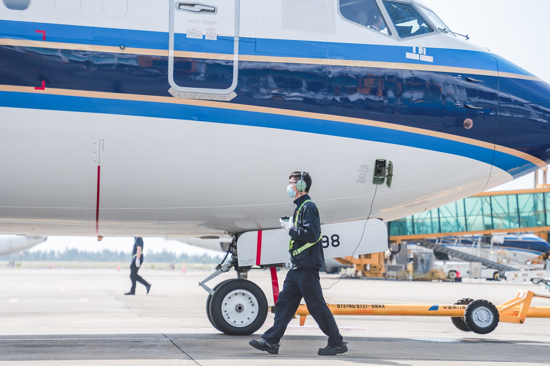 图/南航机务在为客机做过站检查(南宣供图)