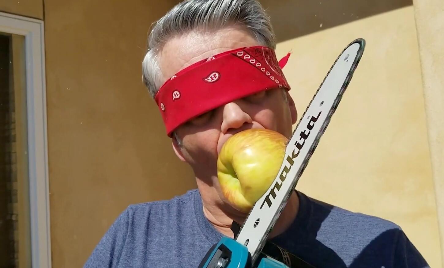 请勿模仿!美国一特技演员蒙眼表演用电锯切开嘴中苹果