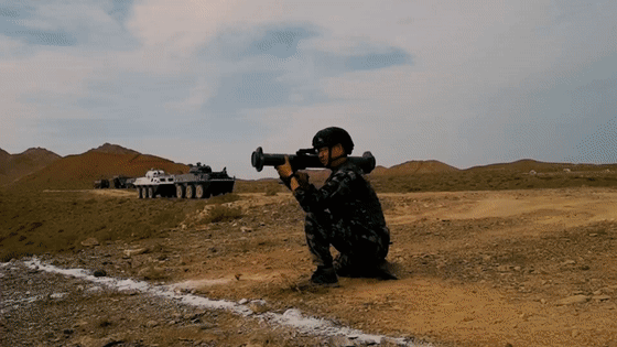 被尾焰烧得通红的解放军火箭筒会烫伤士兵吗萨沙问答第56集