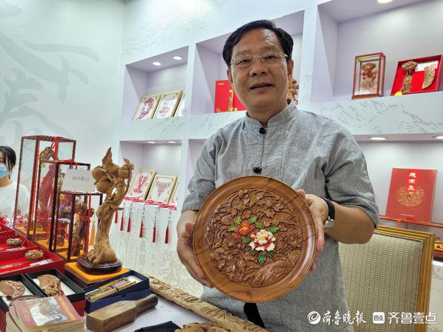 泰安特产亮相新闻发布厅肥桃甜酸枣叶茶醇泰山皮影赢得满堂彩