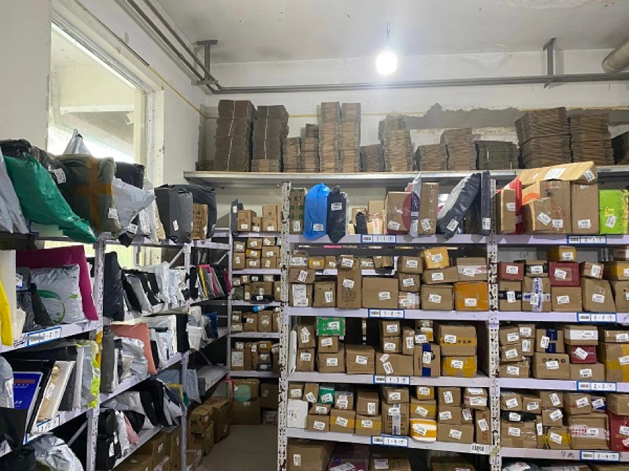 日前,柒财经实地走访快递网点,驿站,并与快递员深入沟通,了解到快递