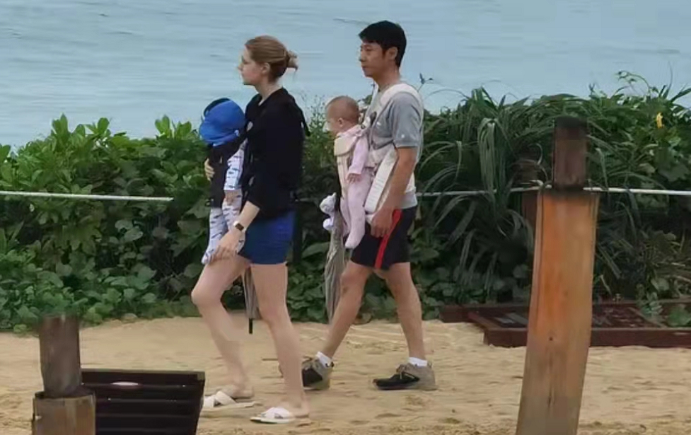 撒贝宁一家四口罕见同框,李白秀白嫩长腿,龙凤胎全程乖巧不哭闹