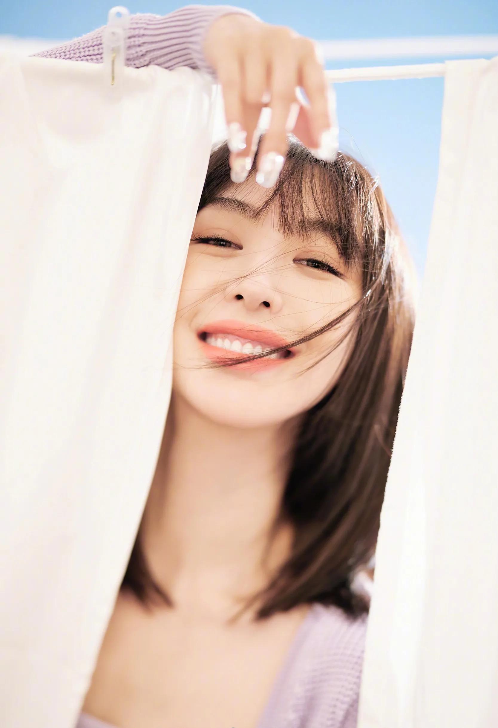 李菲儿香芋紫针织衫搭百褶裙满满少女感,楚腰纤细灵动轻盈