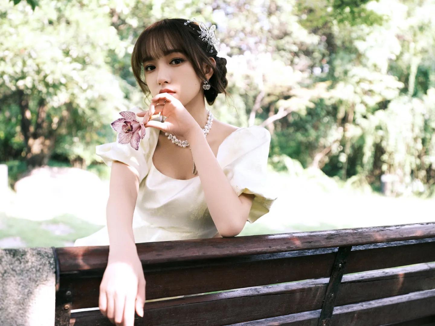 程潇一袭白色公主裙出镜置身林间绿荫