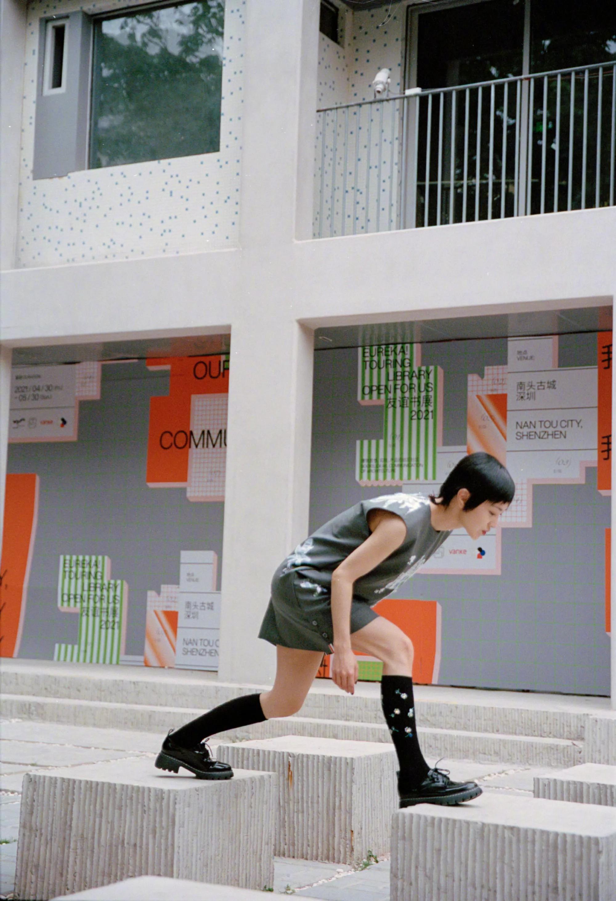 郭采洁全身暗调穿搭简约又带层次感