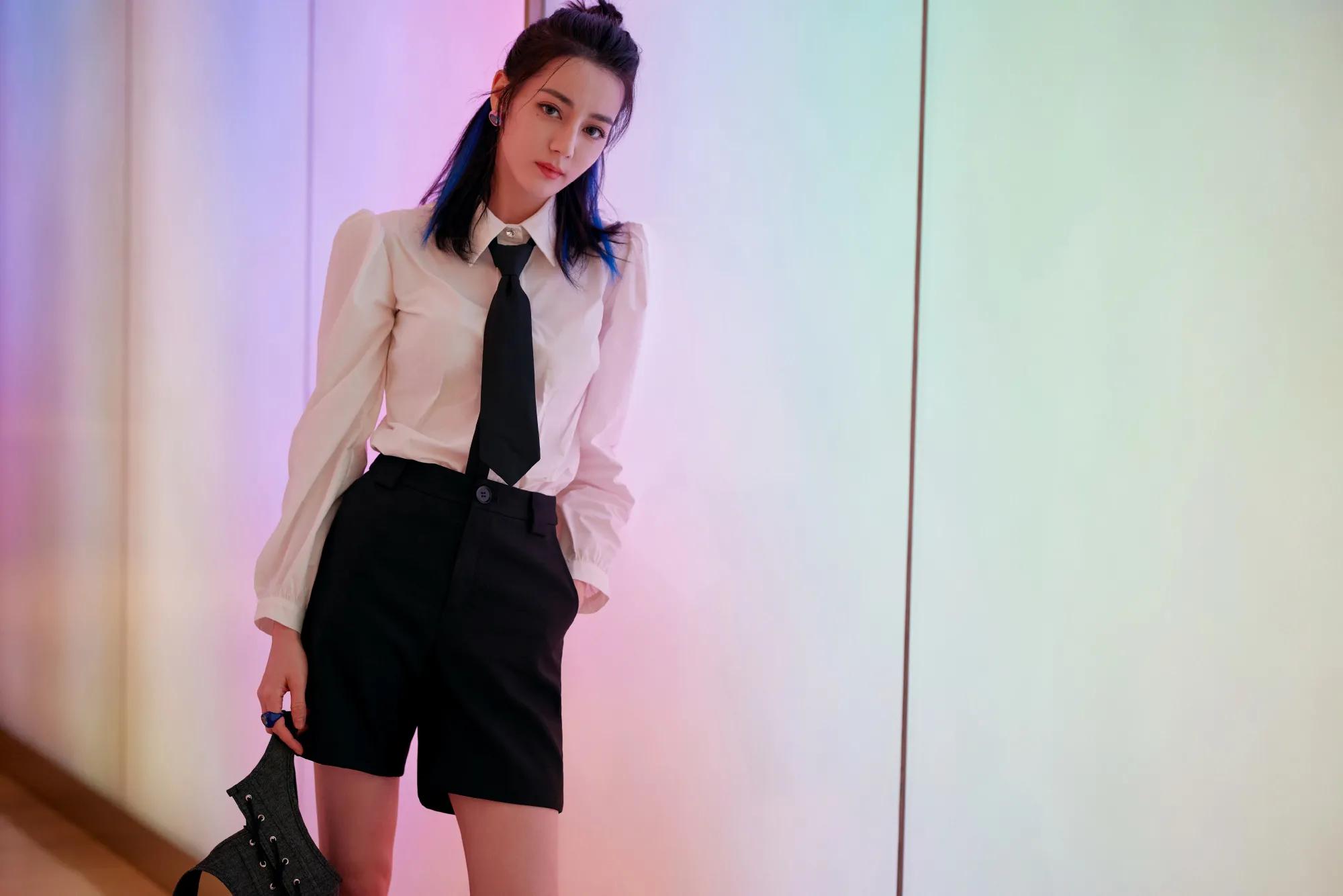 迪丽热巴白衬衣西装短裤蓝色挑染高马尾青春气息满满甜酷范儿