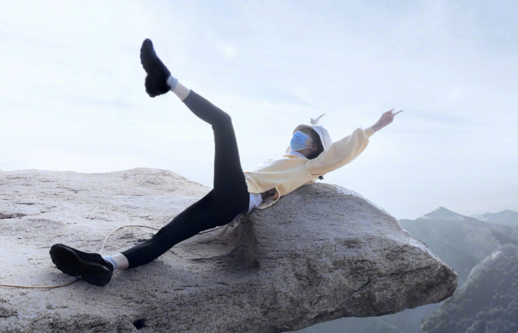 周冬雨悬崖边石头上拍照!仅用一根绳子拴在腰部,单腿站立好大胆休闲区蓝鸢梦想 - Www.slyday.coM 周冬雨悬崖边石头上拍照!仅用一根绳子拴在腰部,单腿站立好大胆休闲区蓝鸢梦想 - Www.slyday.coM