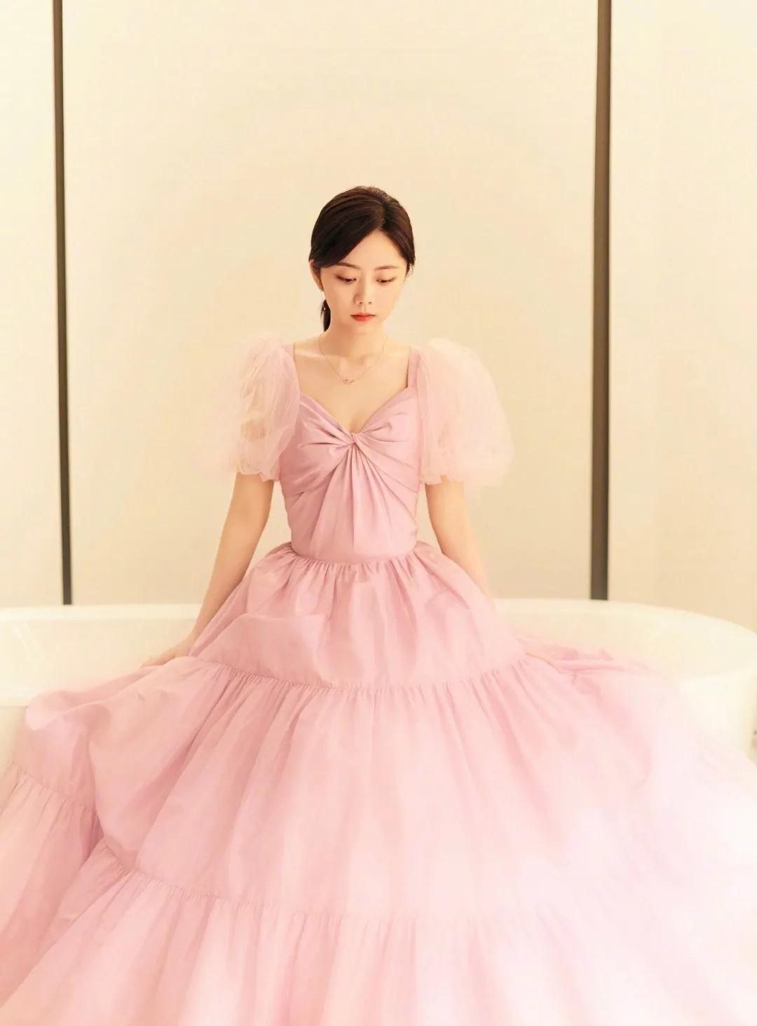谭松韵身穿一袭茱萸粉公主裙,清新梦幻又不失甜美优雅感