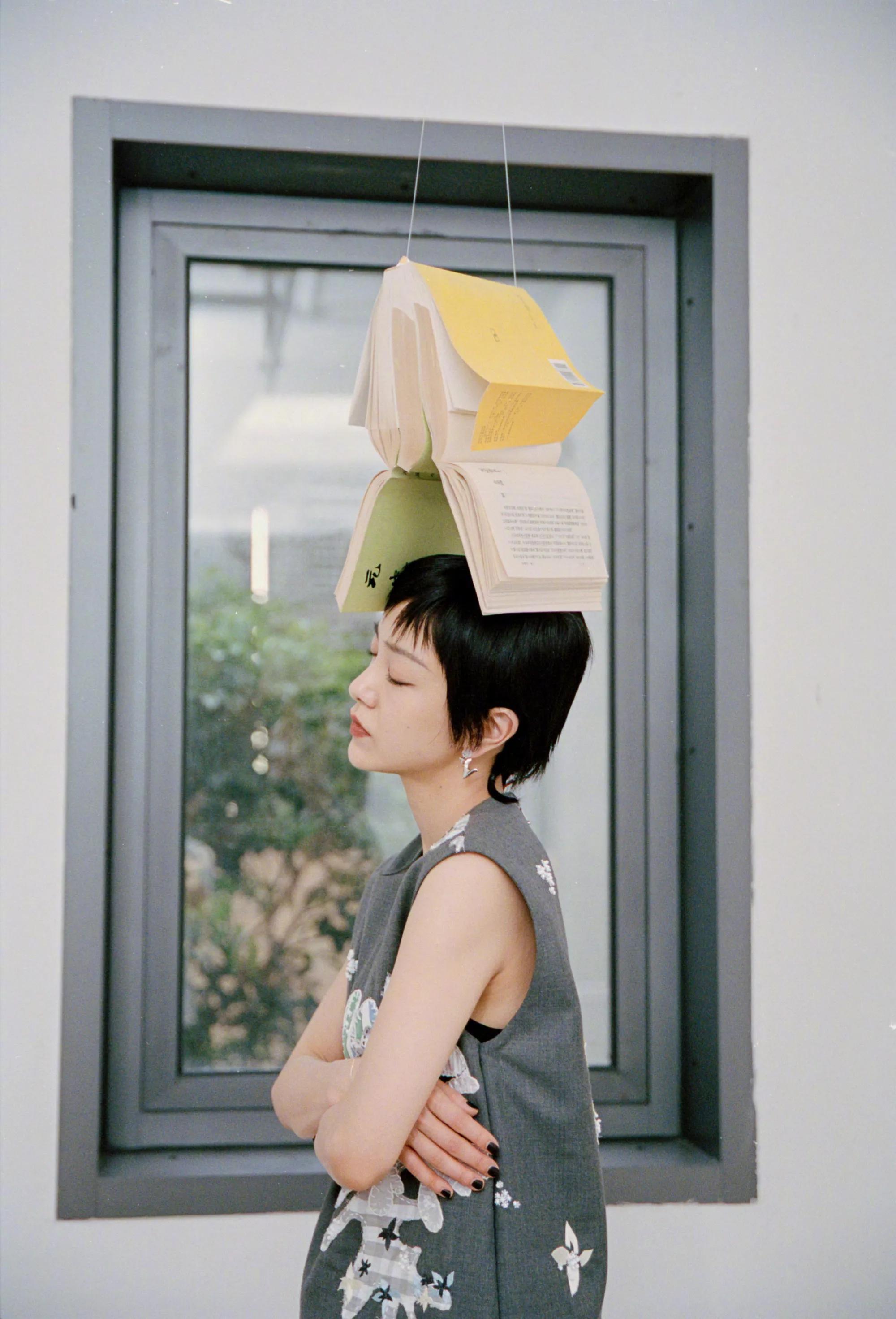 郭采洁全身暗调穿搭简约又带层次感