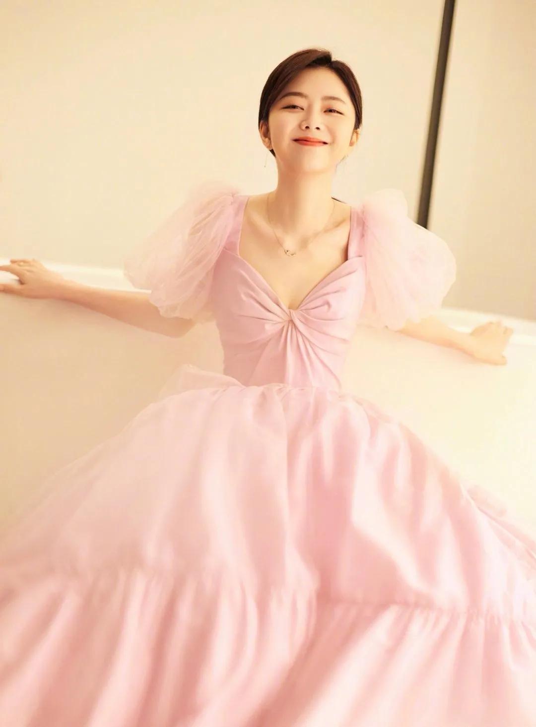 谭松韵身穿一袭茱萸粉公主裙,清新梦幻又不失甜美优雅感