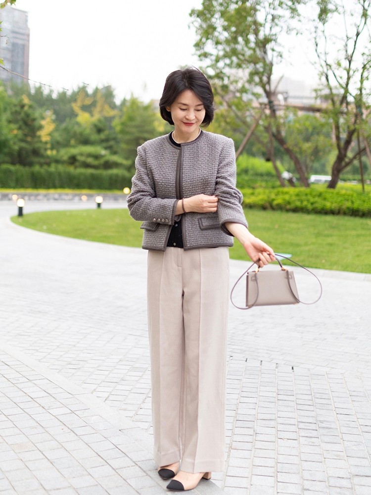 女人到了四五十岁,秋天穿外套选这6件超百搭,得体时髦又显气质