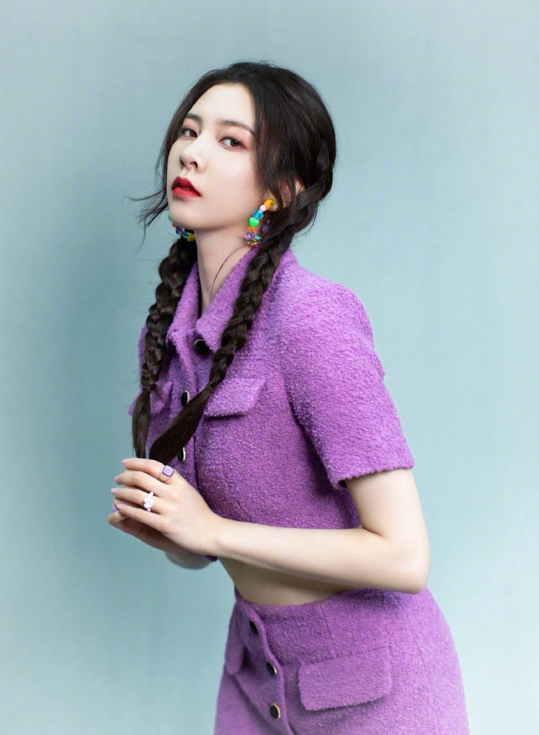 宋妍霏身穿紫色系套装搭配俏皮双麻花辫温柔环绕清新动人