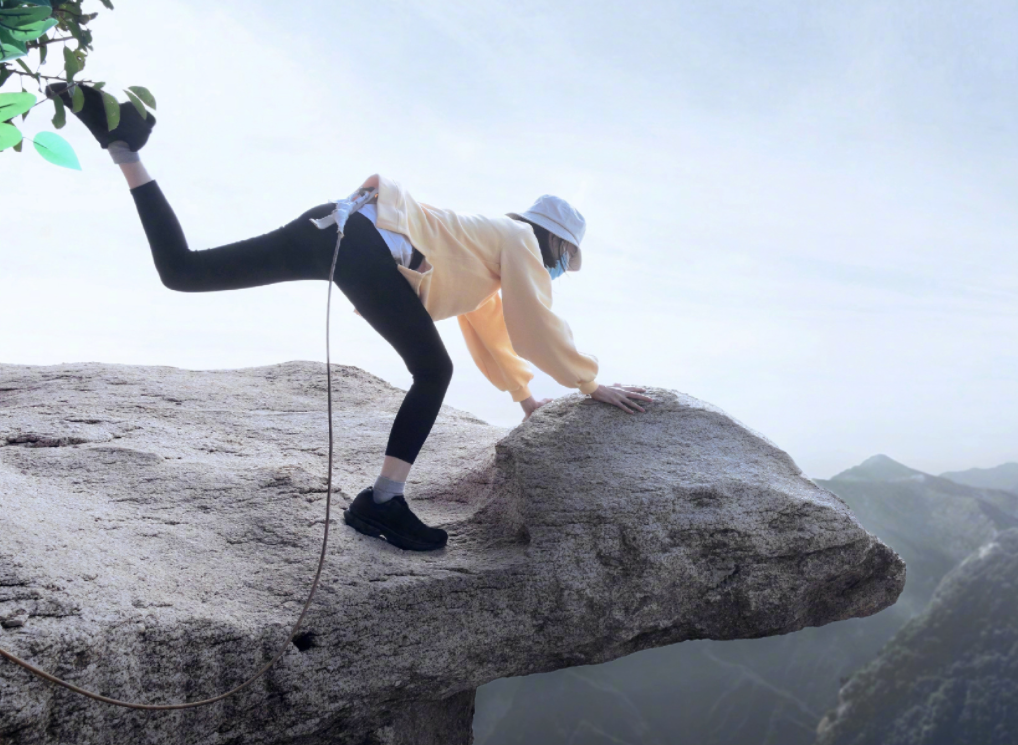 周冬雨悬崖边石头上拍照!仅用一根绳子拴在腰部,单腿站立好大胆休闲区蓝鸢梦想 - Www.slyday.coM 周冬雨悬崖边石头上拍照!仅用一根绳子拴在腰部,单腿站立好大胆休闲区蓝鸢梦想 - Www.slyday.coM