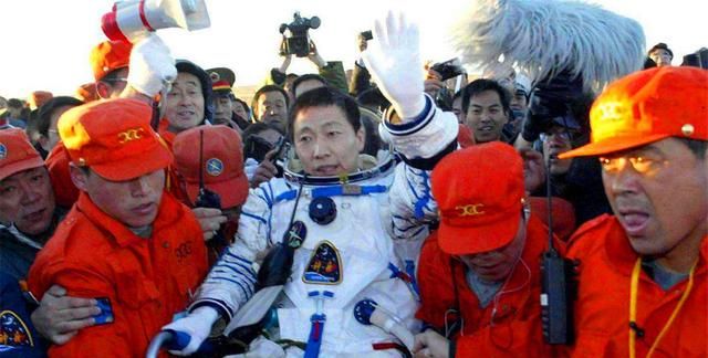 航天员返回地球后,为什么都站不起来,要坐在轮椅上?牺牲太大了休闲区蓝鸢梦想 - Www.slyday.coM