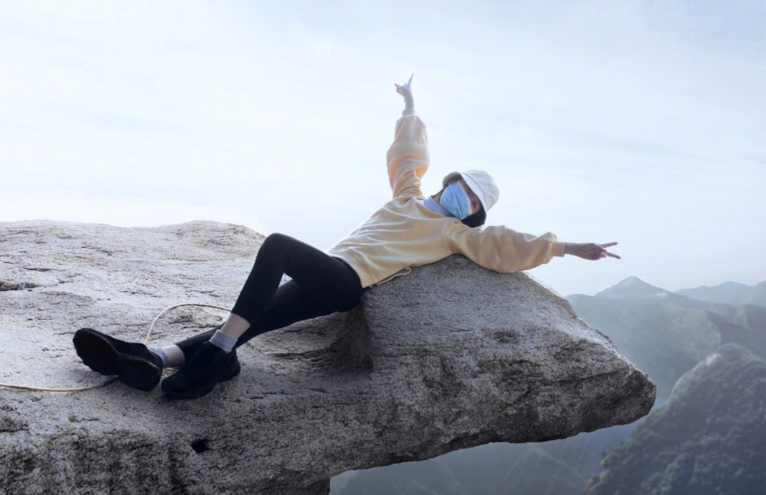 周冬雨悬崖边石头上拍照!仅用一根绳子拴在腰部,单腿站立好大胆休闲区蓝鸢梦想 - Www.slyday.coM 周冬雨悬崖边石头上拍照!仅用一根绳子拴在腰部,单腿站立好大胆休闲区蓝鸢梦想 - Www.slyday.coM