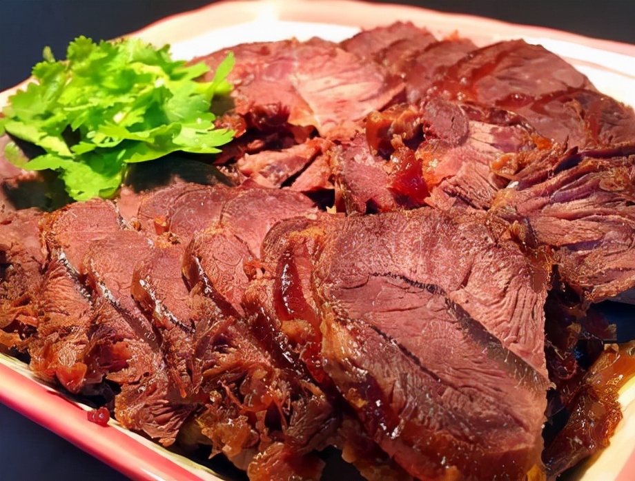 秋季补身佳品香辣卤牛肉肉质紧实咸香入味吃一口太幸福