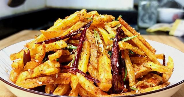 做香辣土豆条不要直接下锅炸教你正确做法成菜麻辣鲜香过瘾