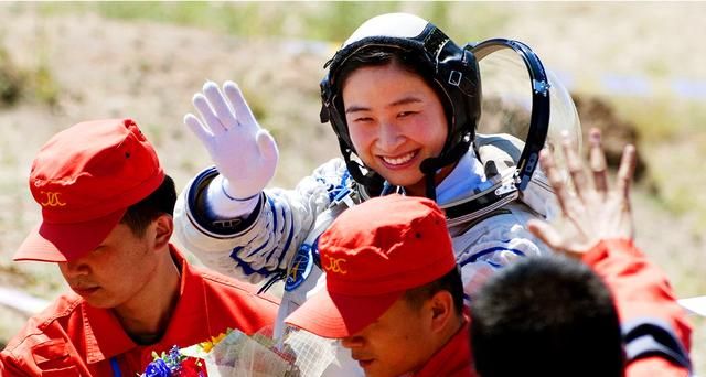 航天员返回地球后,为什么都站不起来,要坐在轮椅上?牺牲太大了休闲区蓝鸢梦想 - Www.slyday.coM