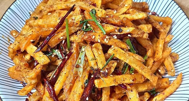 做香辣土豆条不要直接下锅炸教你正确做法成菜麻辣鲜香过瘾