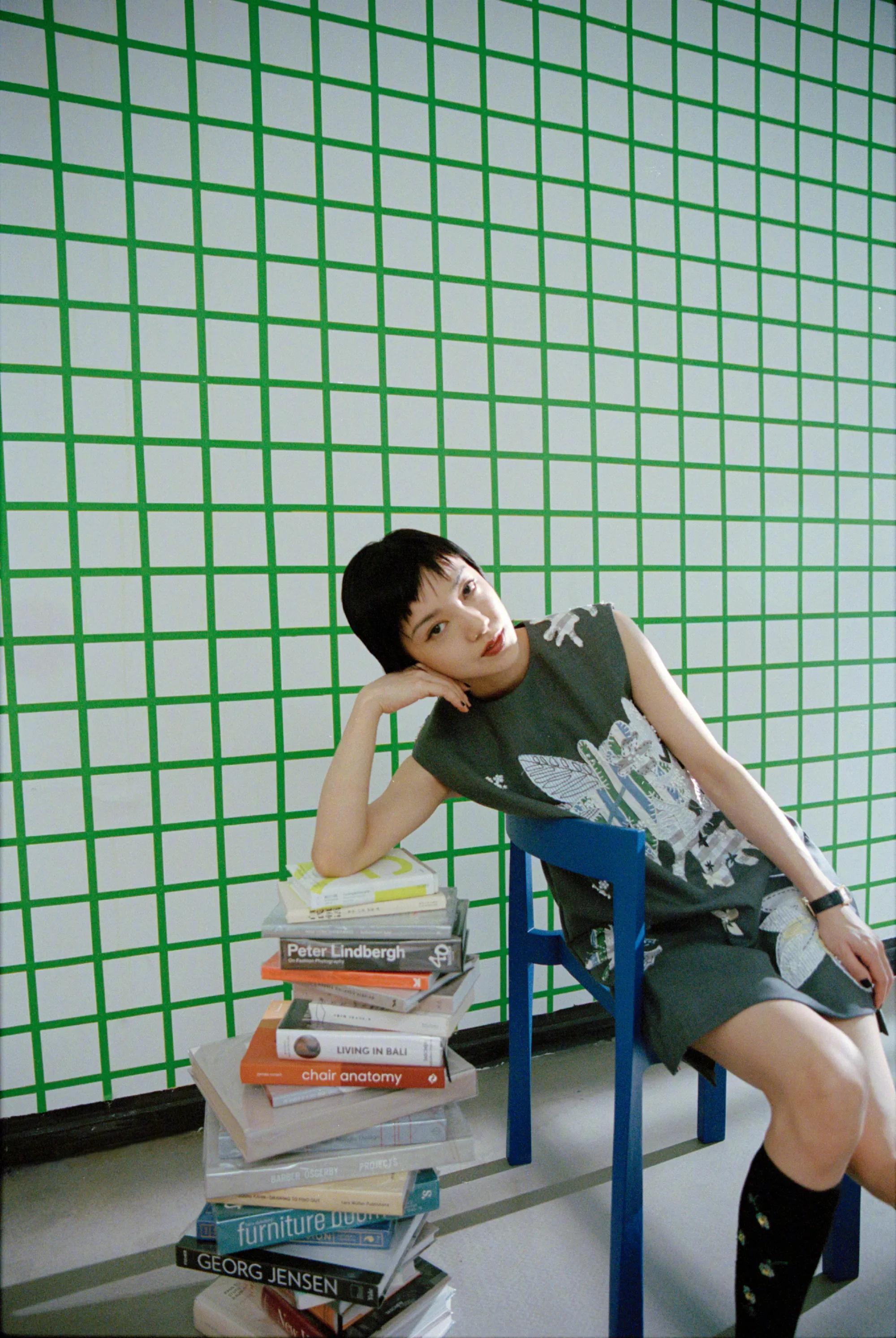 郭采洁全身暗调穿搭简约又带层次感