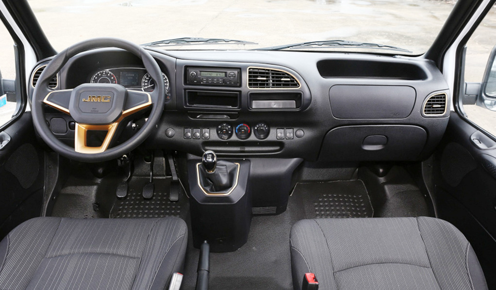 内饰部分,新款特顺的中控台部分基本还是沿用了经典全顺的设计,而最新