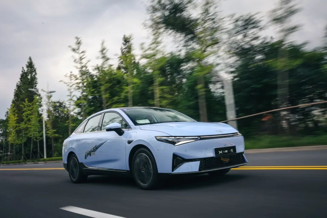 这是关于小鹏P5的一手试驾体验，手撕对手的底气够吗？休闲区蓝鸢梦想 - Www.slyday.coM