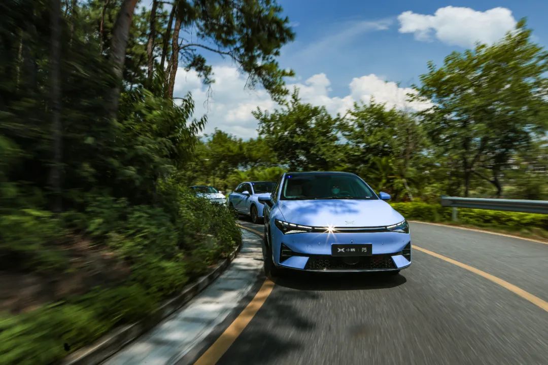 这是关于小鹏P5的一手试驾体验，手撕对手的底气够吗？休闲区蓝鸢梦想 - Www.slyday.coM