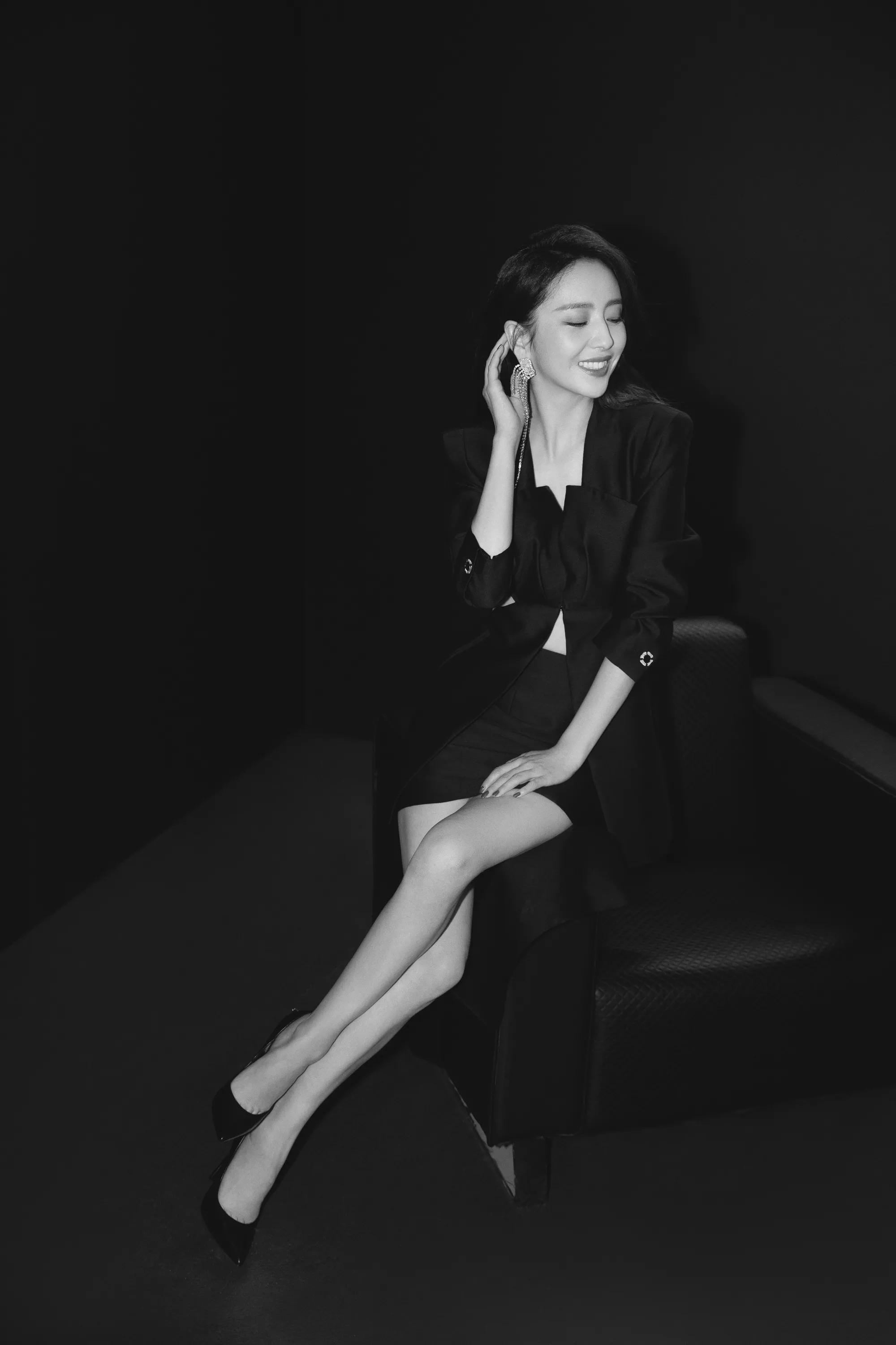 佟丽娅身着黑色西装裙搭配流苏耳饰,举手投足间尽显优雅气质