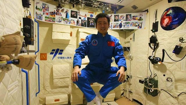 航天员返回地球后,为什么都站不起来,要坐在轮椅上?牺牲太大了休闲区蓝鸢梦想 - Www.slyday.coM