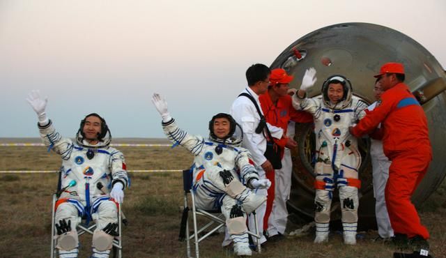航天员返回地球后,为什么都站不起来,要坐在轮椅上?牺牲太大了休闲区蓝鸢梦想 - Www.slyday.coM