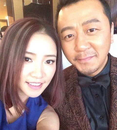 郭涛与妻子近照李燃幸福地躺在郭涛的臂弯里看上去很温馨甜蜜