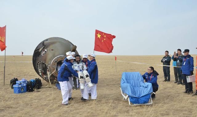 航天员返回地球后,为什么都站不起来,要坐在轮椅上?牺牲太大了休闲区蓝鸢梦想 - Www.slyday.coM