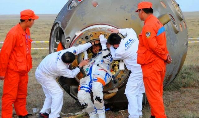 航天员返回地球后,为什么都站不起来,要坐在轮椅上?牺牲太大了休闲区蓝鸢梦想 - Www.slyday.coM