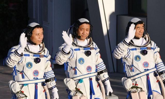 航天员返回地球后,为什么都站不起来,要坐在轮椅上?牺牲太大了休闲区蓝鸢梦想 - Www.slyday.coM