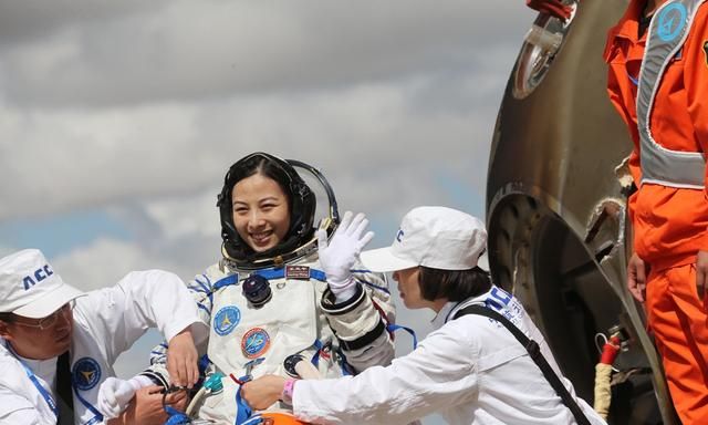 航天员返回地球后,为什么都站不起来,要坐在轮椅上?牺牲太大了休闲区蓝鸢梦想 - Www.slyday.coM