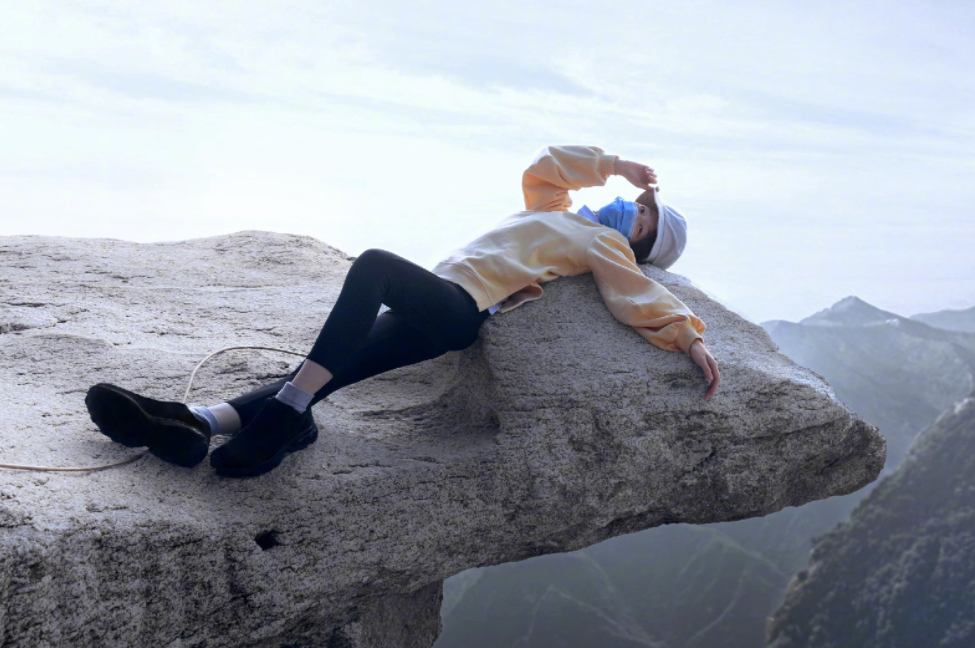 周冬雨悬崖边石头上拍照!仅用一根绳子拴在腰部,单腿站立好大胆休闲区蓝鸢梦想 - Www.slyday.coM 周冬雨悬崖边石头上拍照!仅用一根绳子拴在腰部,单腿站立好大胆休闲区蓝鸢梦想 - Www.slyday.coM