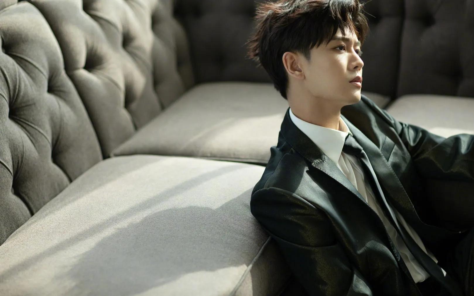 任嘉伦身着细闪黑西装搭配白衬衫出镜,俊朗潇洒的翩翩绅士