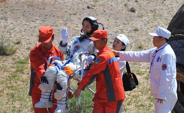 航天员返回地球后,为什么都站不起来,要坐在轮椅上?牺牲太大了休闲区蓝鸢梦想 - Www.slyday.coM