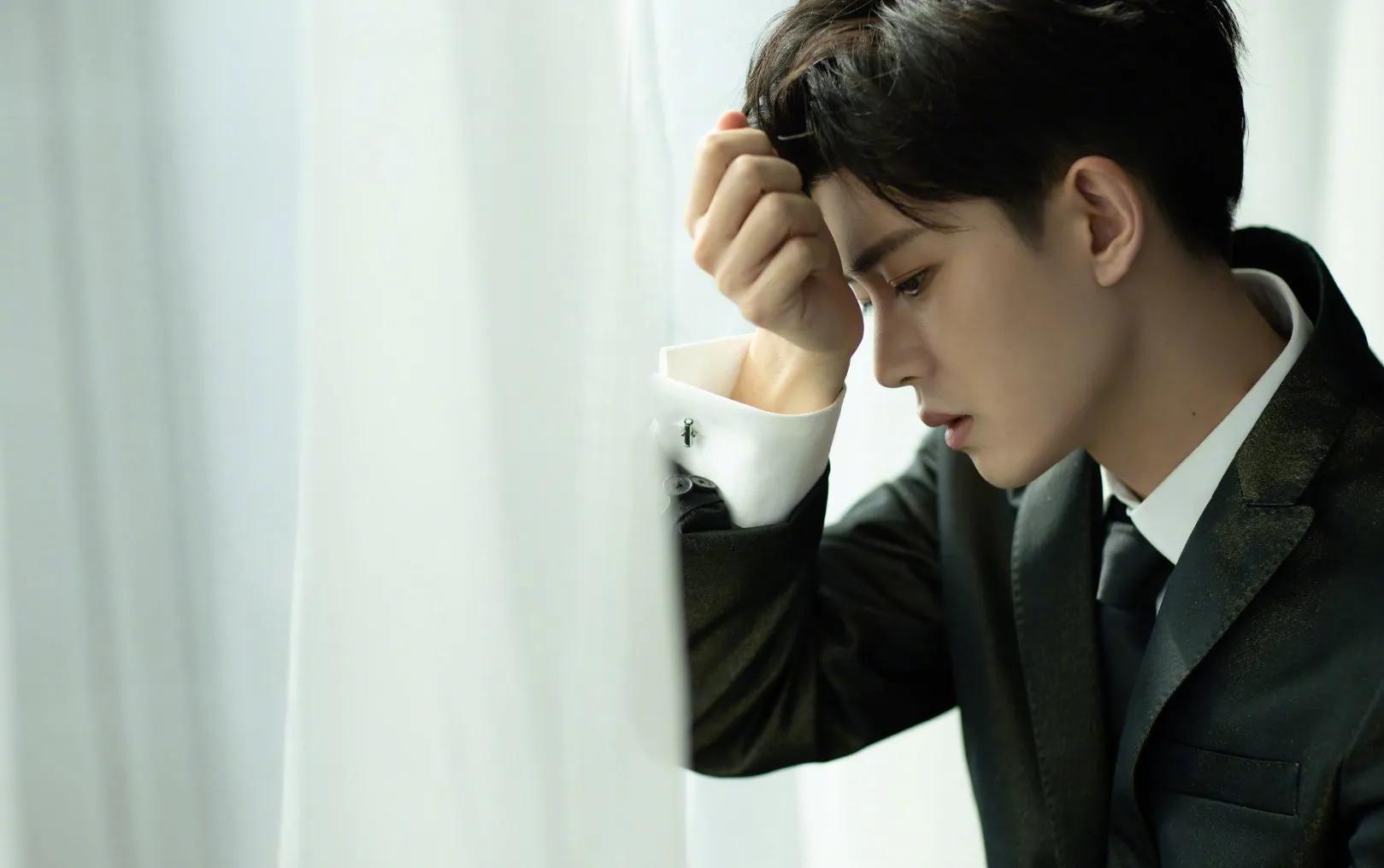 任嘉伦身着细闪黑西装搭配白衬衫出镜,俊朗潇洒的翩翩绅士